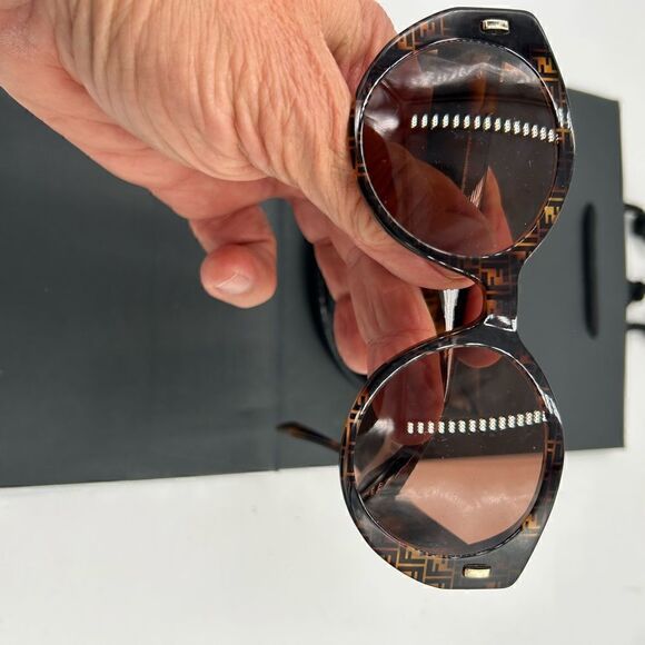 SOLD!!!!!!!!      Fendi gradient logo cat eye sunglasses made in Italy - Picture 4 of 10